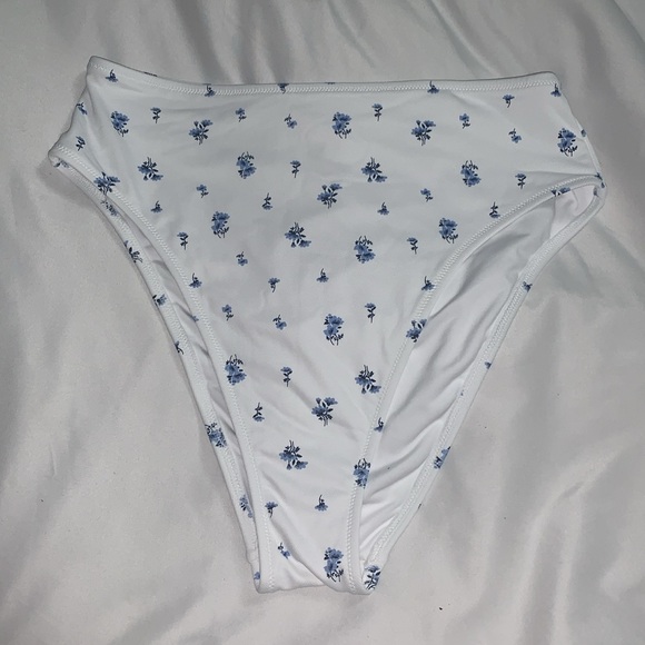 2 pack of white bikini bottoms. Women’s size Large. High waisted. Cheeky. - Picture 4 of 4